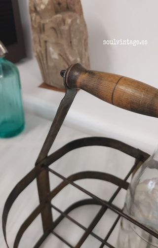 Antigua cesta metálica