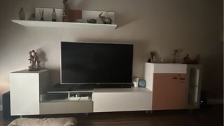 Mueble TV blanco y rosa
