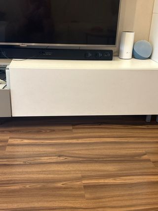 Mueble TV blanco y rosa