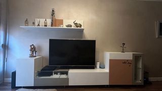 Mueble TV blanco y rosa