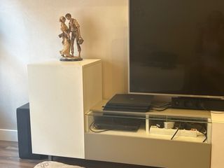 Mueble TV blanco y rosa