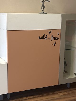 Mueble TV blanco y rosa