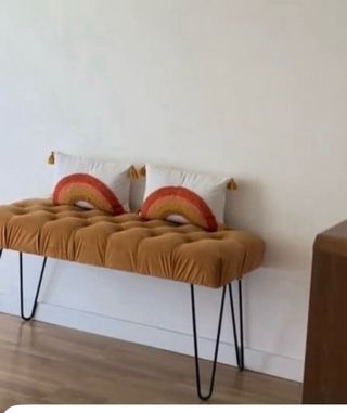 Banco aterciopelado con patas metálicas de Etsy