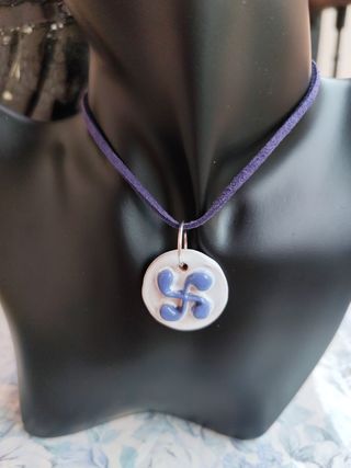 Collar lauburu azul y blanco