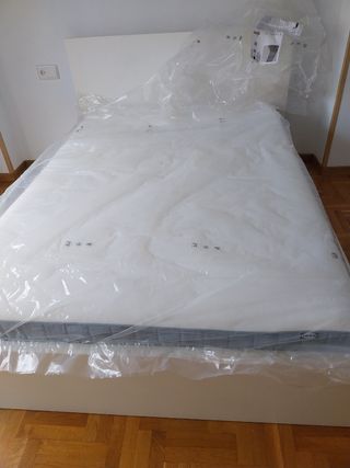 Conjunto de cama y mesitas