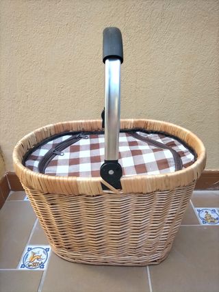Cesto de mimbre para picnic o playa.