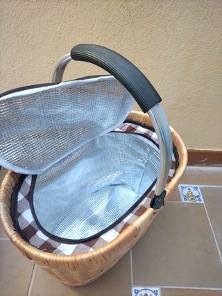 Cesto de mimbre para picnic o playa.