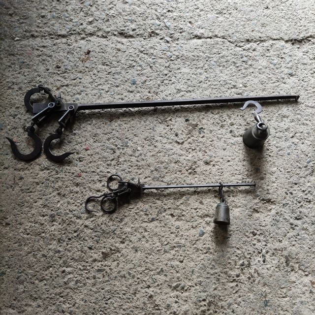 2 Balanzas antiguas de ganchos,romanas.