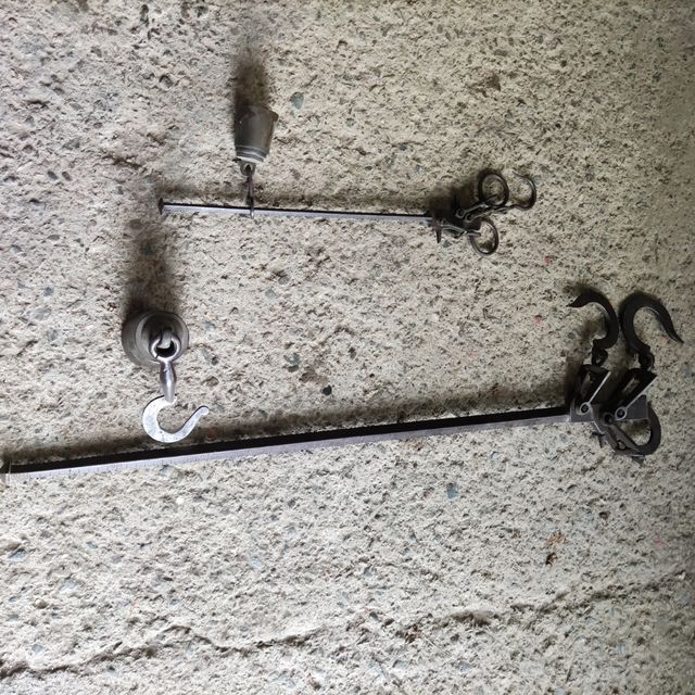 2 Balanzas antiguas de ganchos,romanas.