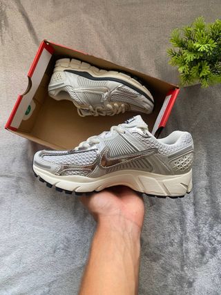 Zapatillas Nike Zoom Vomero 5 - Plata/Blanco