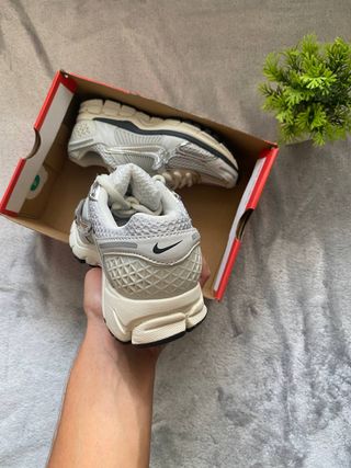 Zapatillas Nike Zoom Vomero 5 - Plata/Blanco