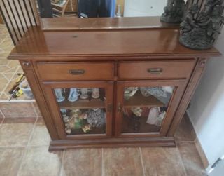 Mueble madera con vitrina