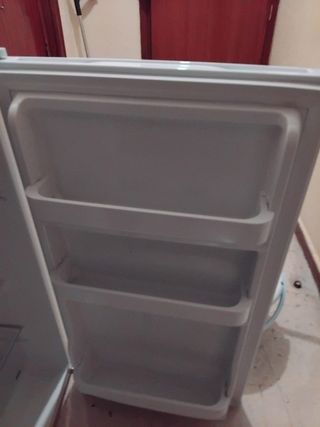 Nevera pequeña blanca