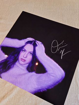 Olivia Rodrigo vinilo FIRMADO (Guts - Morado)