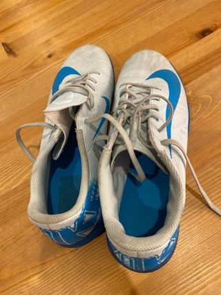 Zapatillas Nike fútbol multitaco, talla 41.