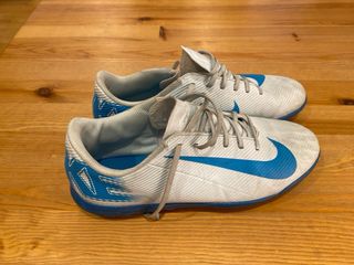 Zapatillas Nike fútbol multitaco, talla 41.