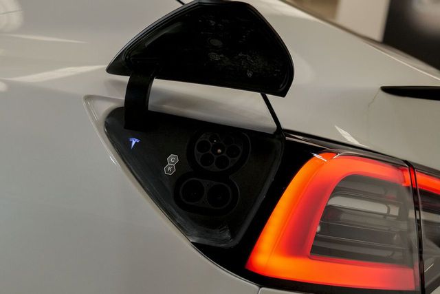 Tesla Model Y   Performance 4WD 