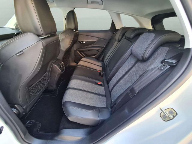 Peugeot 3008 1.2i 130cv. ALLURE