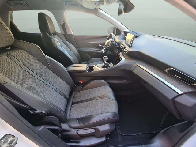 Peugeot 3008 1.2i 130cv. ALLURE