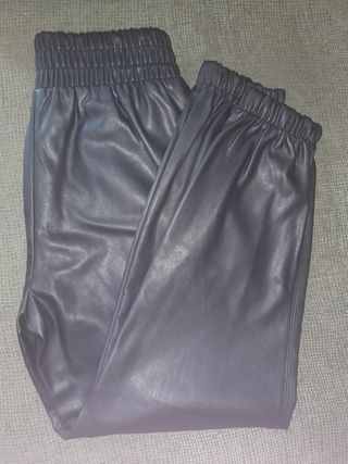 Pantalón polipiel negro