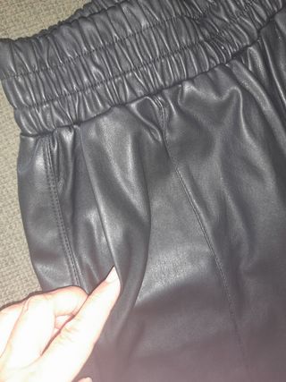 Pantalón polipiel negro