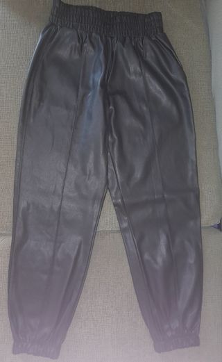 Pantalón polipiel negro