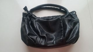 Borsa nera a mano o a tracolla