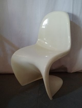 Silla "PANTON" blanca.