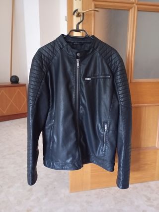 Cazadora polipiel negra hombre.