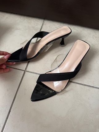 Sandali neri con tacco a spillo