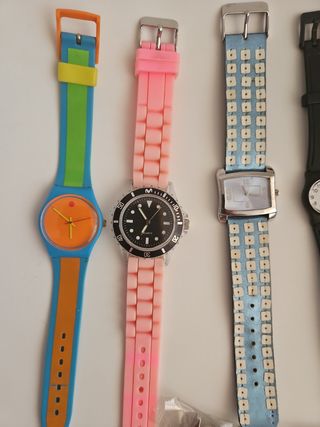 8 relojes de pulsera | Colores varios