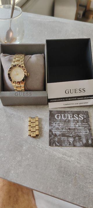 Reloj Guess dorado con estampado leopardo