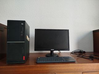 Proyector Optoma más pantalla de proyección.