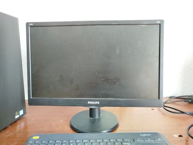 Proyector Optoma más pantalla de proyección.