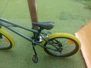 BMX negra con llantas amarillas