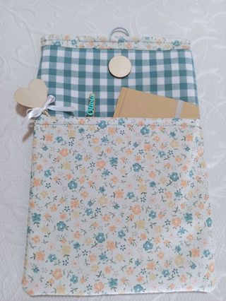 Funda porta-libros | Tejido floral y vichy