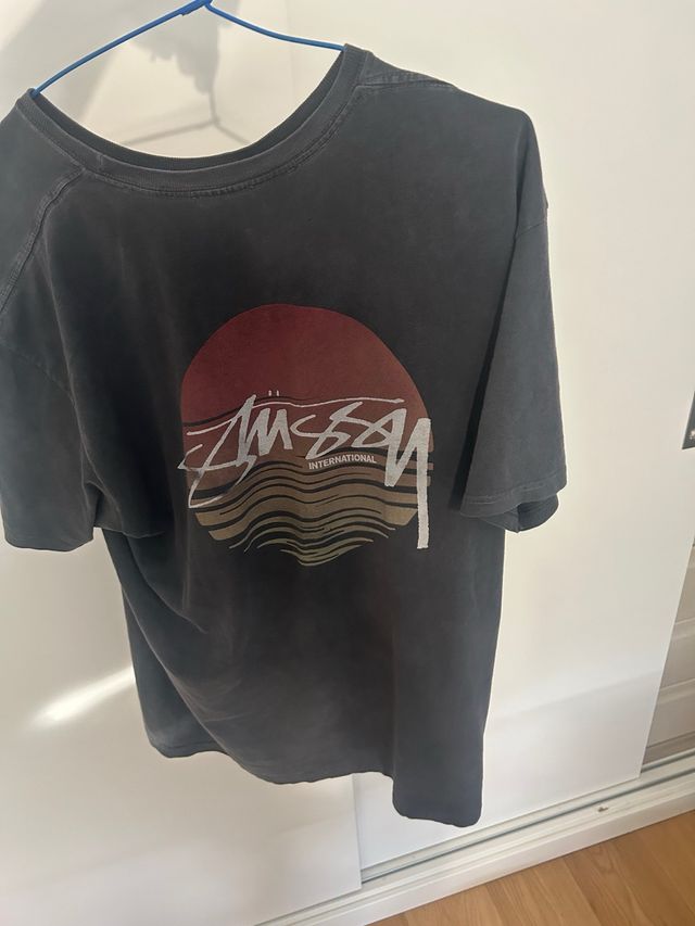 Camiseta Stüssy gris y roja
