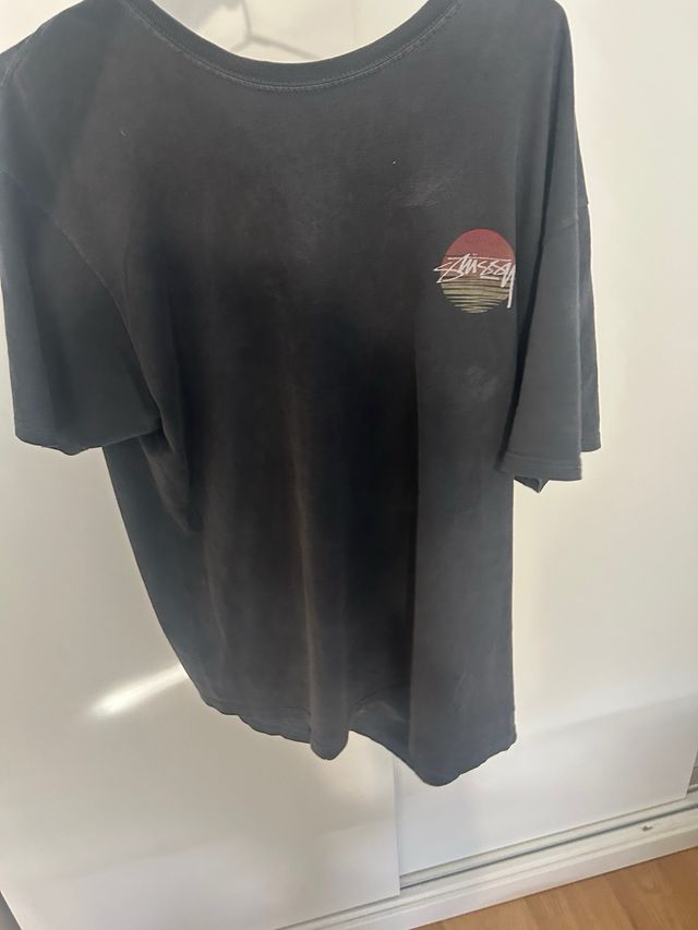 Camiseta Stüssy gris y roja
