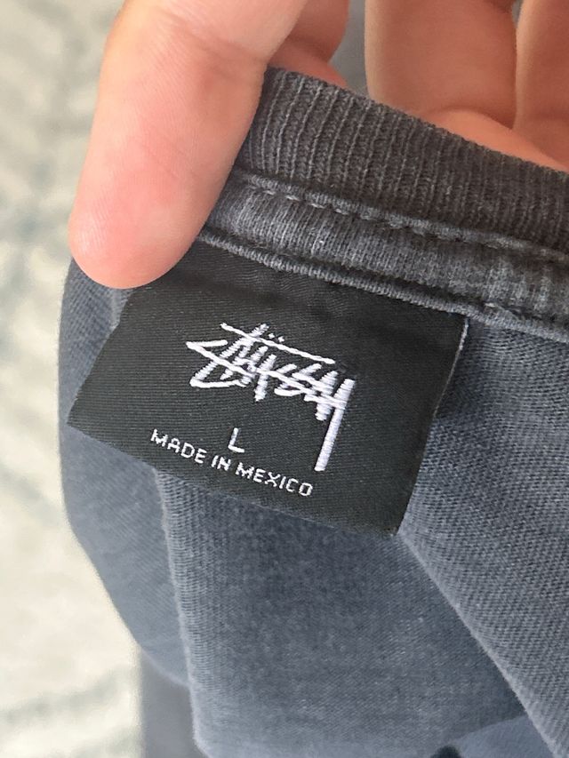 Camiseta Stüssy gris y roja