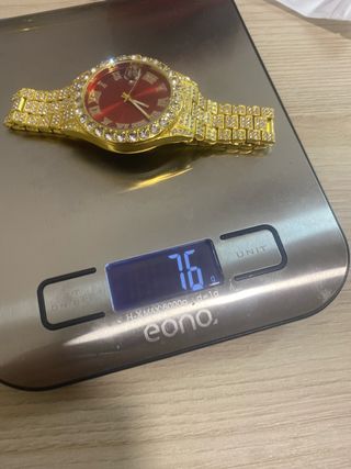 Reloj dorado con brillantes