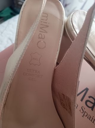 Zapatos tacón dorados destalonados