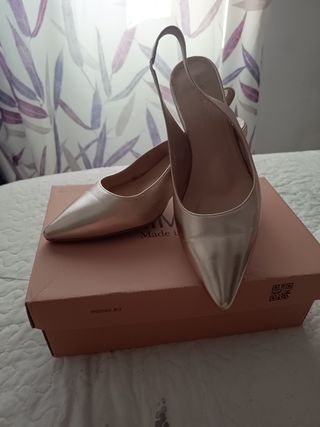 Zapatos tacón dorados destalonados