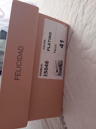 Zapatos tacón dorados destalonados