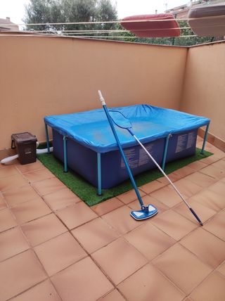 Piscina desmontable azul.