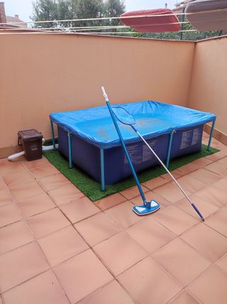 Piscina desmontable azul.