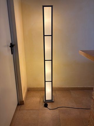 Lámpara de pie gris y blanca