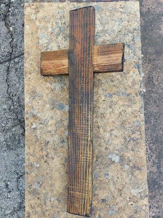 Crucifijo antiguo de madera tallada