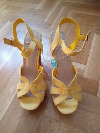 Sandalias tacón amarillas