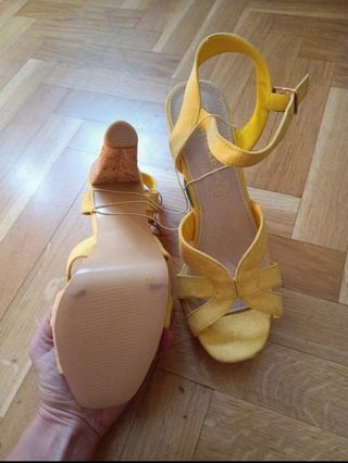 Sandalias tacón amarillas