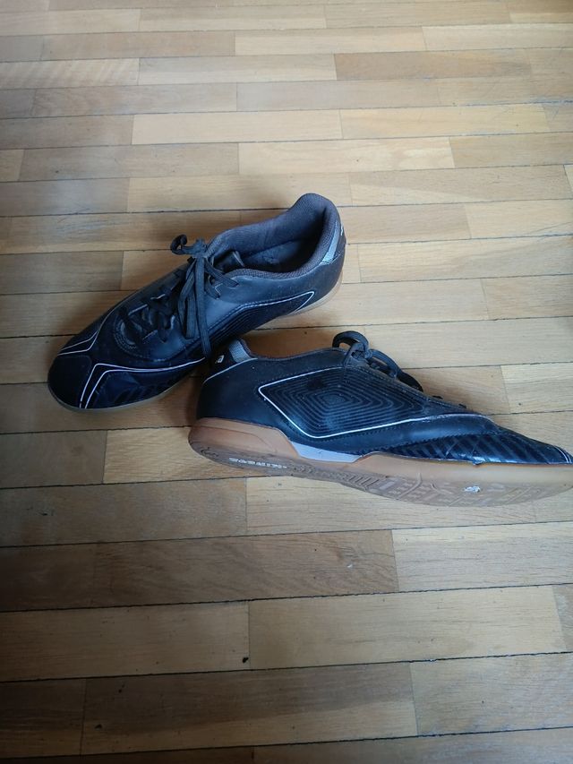 Zapatillas fútbol sala Kipsta negras